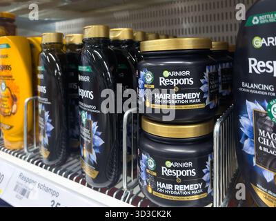 Karlstad, Schweden - 18. Oktober 2025: Garnier Respons Haarpflegeprodukte werden in einem Supermarkt präsentiert, darunter Shampoo und Feuchtigkeitsmaske mit Stockfoto