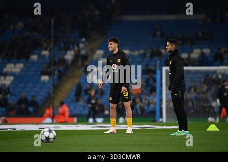 MANCHESTER, GROSSBRITANNIEN - 5. NOVEMBER: Aaron Anselmino von Borussia Dortmund während des UEFA Champions League-Spiels zwischen Manchester City und Borussia Dortmund im Etihad Stadium am 4. Spieltag der UEFA Champions League Saison 2025/26 am 5. November 2025 in Manchester, Großbritannien. Stockfoto