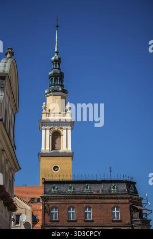 Eine vertikale Aufnahme eines alten Kirchturms in Swiebodzice, Polen Stockfoto