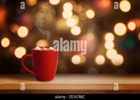 Heiße Schokolade mit Marshmallows in rotem Becher und Bokeh festliche Lichter in warmer, gemütlicher Weihnachtsatmosphäre, Winterfeierstimmung Stockfoto