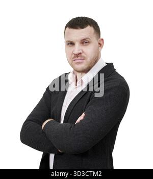 Porträt eines eleganten jungen Geschäftsmannes, der mit überkreuzten Armen steht Stockfoto