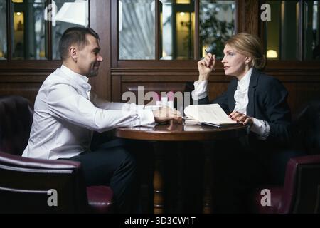 Business-Leute reden über Kaffee in einem café Stockfoto