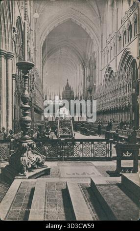 Postkarte des Chors in der Kathedrale von Chester, mit kunstvoller gotischer Architektur und aufwändig geschnitzten Chorständen, Chester, Cheshire, Großbritannien, 1910. Stockfoto