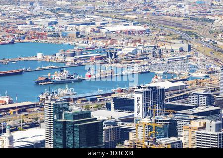 Kapstadt, Südafrika - 15. Oktober 2019: Erhöhter Blick auf den Hafen von Kapstadt in Südafrika, Kapstadt, Südafrika Stockfoto