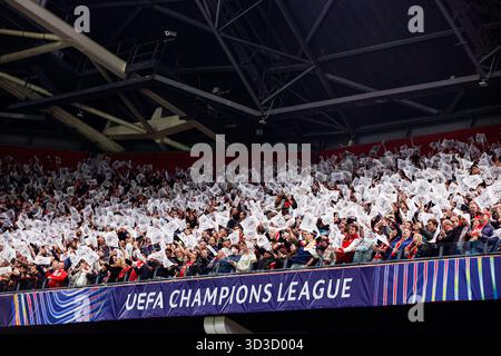 Amsterdam, Niederlande. November 2025. AMSTERDAM, NIEDERLANDE - 5. NOVEMBER: Fans des AFC Ajax mit Flaggen während des Spiels der UEFA Champions League 2025/26 League Phase MD4 zwischen Ajax und Galatasaray in der Johan Cruijff Arena am 5. November 2025 in Amsterdam, Niederlande. (Foto: Broer van den Boom/Orange Pictures) Credit: Orange Pics BV/Alamy Live News Stockfoto