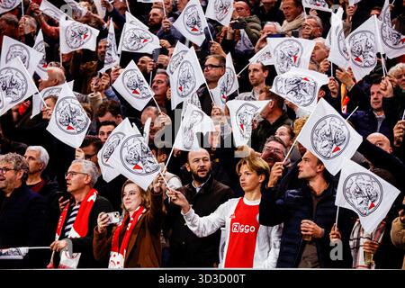 Amsterdam, Niederlande. November 2025. AMSTERDAM, NIEDERLANDE - 5. NOVEMBER: Fans des AFC Ajax mit Flaggen während des Spiels der UEFA Champions League 2025/26 League Phase MD4 zwischen Ajax und Galatasaray in der Johan Cruijff Arena am 5. November 2025 in Amsterdam, Niederlande. (Foto: Broer van den Boom/Orange Pictures) Credit: Orange Pics BV/Alamy Live News Stockfoto