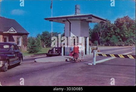 Postkarte mit einer Mautstelle auf der kanadischen Seite der Thousand Islands International Bridge, Thousand Islands, New York, USA, 1940. Stockfoto