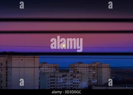 Lemberg, Lemberg, Ukraine. November 2025. 5. November 2025, Region Lemberg, Ukraine: Der Vollmond, bekannt als Bibermond, erhebt sich hinter Wohngebäuden in der Ukraine. (Kreditbild: © Artur Abramiv/ZUMA Press Wire) NUR REDAKTIONELLE VERWENDUNG! Nicht für kommerzielle ZWECKE! Stockfoto