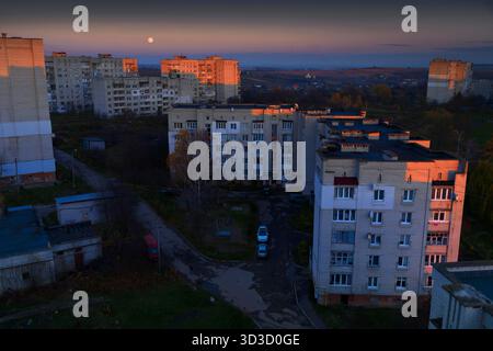Lemberg, Lemberg, Ukraine. November 2025. 5. November 2025, Region Lemberg, Ukraine: Der Vollmond, bekannt als Bibermond, erhebt sich hinter Wohngebäuden in der Ukraine. (Kreditbild: © Artur Abramiv/ZUMA Press Wire) NUR REDAKTIONELLE VERWENDUNG! Nicht für kommerzielle ZWECKE! Stockfoto