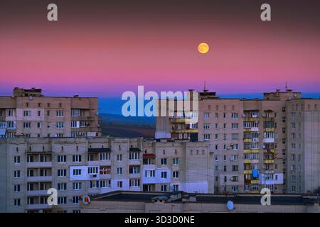 Lemberg, Lemberg, Ukraine. November 2025. 5. November 2025, Region Lemberg, Ukraine: Der Vollmond, bekannt als Bibermond, erhebt sich hinter Wohngebäuden in der Ukraine. (Kreditbild: © Artur Abramiv/ZUMA Press Wire) NUR REDAKTIONELLE VERWENDUNG! Nicht für kommerzielle ZWECKE! Stockfoto