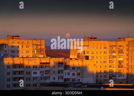 Lemberg, Lemberg, Ukraine. November 2025. 5. November 2025, Region Lemberg, Ukraine: Der Vollmond, bekannt als Bibermond, erhebt sich hinter Wohngebäuden in der Ukraine. (Kreditbild: © Artur Abramiv/ZUMA Press Wire) NUR REDAKTIONELLE VERWENDUNG! Nicht für kommerzielle ZWECKE! Stockfoto