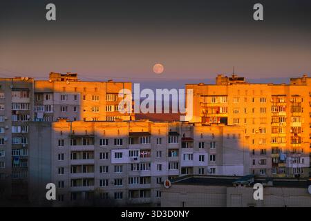 Lemberg, Lemberg, Ukraine. November 2025. 5. November 2025, Region Lemberg, Ukraine: Der Vollmond, bekannt als Bibermond, erhebt sich hinter Wohngebäuden in der Ukraine. (Kreditbild: © Artur Abramiv/ZUMA Press Wire) NUR REDAKTIONELLE VERWENDUNG! Nicht für kommerzielle ZWECKE! Stockfoto