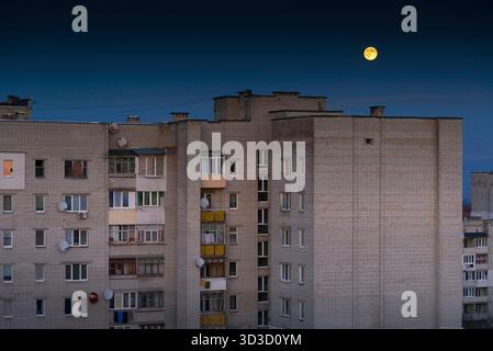 Lemberg, Lemberg, Ukraine. November 2025. 5. November 2025, Region Lemberg, Ukraine: Der Vollmond, bekannt als Bibermond, erhebt sich hinter Wohngebäuden in der Ukraine. (Kreditbild: © Artur Abramiv/ZUMA Press Wire) NUR REDAKTIONELLE VERWENDUNG! Nicht für kommerzielle ZWECKE! Stockfoto