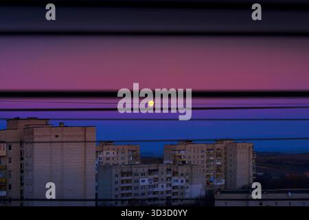 Lemberg, Lemberg, Ukraine. November 2025. 5. November 2025, Region Lemberg, Ukraine: Der Vollmond, bekannt als Bibermond, erhebt sich hinter Wohngebäuden in der Ukraine. (Kreditbild: © Artur Abramiv/ZUMA Press Wire) NUR REDAKTIONELLE VERWENDUNG! Nicht für kommerzielle ZWECKE! Stockfoto