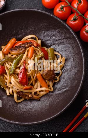 Asiatische Küche, Nudeln mit Gemüse, vegetarisches Gericht mit scharfer Sauce. Nudeln mit Gemüse als Lebensmittelhintergrund für Ihr Design Stockfoto
