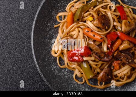 Asiatische Küche, Nudeln mit Gemüse, vegetarisches Gericht mit scharfer Sauce. Nudeln mit Gemüse als Lebensmittelhintergrund für Ihr Design Stockfoto