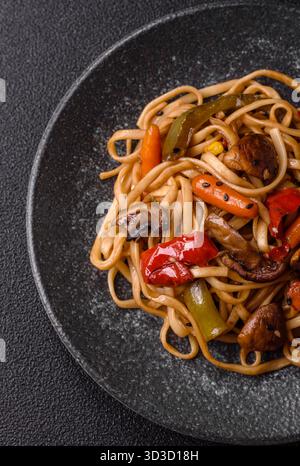 Asiatische Küche, Nudeln mit Gemüse, vegetarisches Gericht mit scharfer Sauce. Nudeln mit Gemüse als Lebensmittelhintergrund für Ihr Design Stockfoto