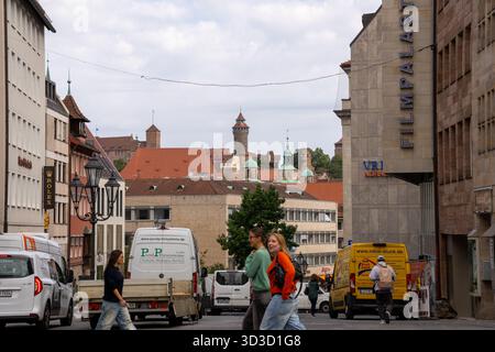 Blick auf die Kaiserburg Nürnberg von der Königstraße und dem Lorenzer Platz, Deutschland, mit historischer mittelalterlicher Architektur und pulsierender Stadt Stockfoto