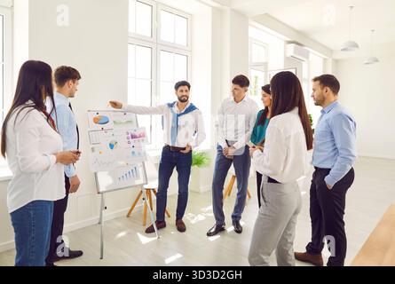 Positiver Geschäftsmann Führt Besprechung Und Präsentation Für Team Im Büro Durch Stockfoto