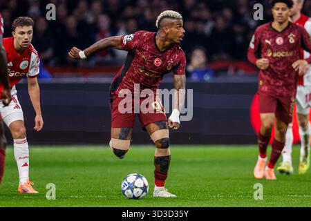 Amsterdam, Niederlande. November 2025. AMSTERDAM, NIEDERLANDE - 5. NOVEMBER: Mario Lemina von Galatasaray ALS Dribbles während des Spiels der UEFA Champions League 2025/26 Phase MD4 zwischen Ajax und Galatasaray in der Johan Cruijff Arena am 5. November 2025 in Amsterdam. (Foto: Broer van den Boom/Orange Pictures) Credit: Orange Pics BV/Alamy Live News Stockfoto