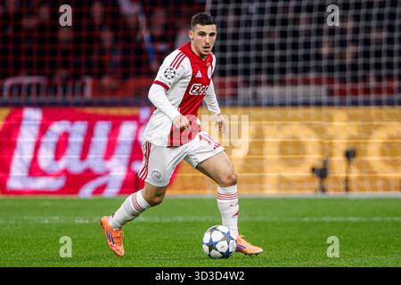 Amsterdam, Niederlande. November 2025. AMSTERDAM, NIEDERLANDE - 5. NOVEMBER: Oscar Gloukh vom AFC Ajax dribbelt während des Spiels der UEFA Champions League 2025/26 Phase MD4 zwischen Ajax und Galatasaray in der Johan Cruijff Arena am 5. November 2025 in Amsterdam. (Foto: Broer van den Boom/Orange Pictures) Credit: Orange Pics BV/Alamy Live News Stockfoto