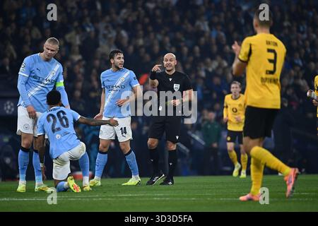 MANCHESTER, GROSSBRITANNIEN - 5. NOVEMBER: Schiedsrichter in Aktion beim UEFA Champions League-Spiel zwischen Manchester City und Borussia Dortmund am 4. Spieltag der UEFA Champions League Saison 2025/26 am 5. November 2025 in Manchester, Großbritannien. Stockfoto