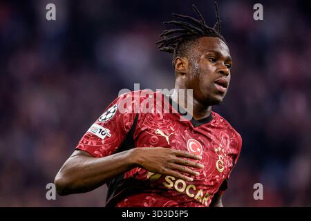 Amsterdam, Niederlande. November 2025. AMSTERDAM, NIEDERLANDE - 5. NOVEMBER: Wilfried Singo von Galatasaray sieht sich während des Spiels der UEFA Champions League 2025/26 Phase MD4 zwischen Ajax und Galatasaray in der Johan Cruijff Arena am 5. November 2025 in Amsterdam an. (Foto: Broer van den Boom/Orange Pictures) Credit: Orange Pics BV/Alamy Live News Stockfoto