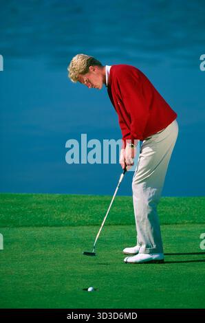 Golfspieler Keith Wood Sinking Putt Stockfoto