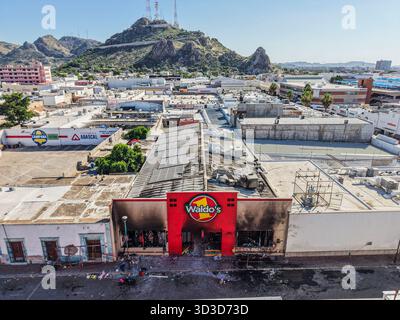 HERMOSILLO, MEXIKO - 3. NOVEMBER: Allgemeine Ansicht des Waldos-Gebäudes und anderer geschlossener Geschäfte in der Umgebung von ​​Colonia Centro und Cerro de la Campana, ein Symbol von Hermosillo , am 3. November 2025 in Hermosillo, Mexiko. Ein Brand in einem Waldo-Laden am Samstagnachmittag hat mindestens 23 Menschen getötet und 12 verletzt, so Alfonso Durazo, Gouverneur von Sonora. (Foto: Luis Gutierrez/Norte Photo/) Stockfoto