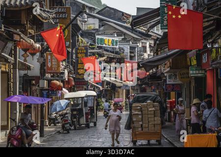 Yangshuo, China - August 2019 : Altstadt Straße gesäumt mit Souvenirläden im Zentrum von Yangshuo Stadt, Provinz Guangxi Stockfoto