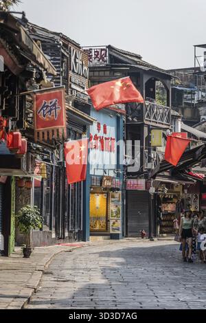 Yangshuo, China - August 2019 : Altstadt Straße gesäumt mit Souvenirläden im Zentrum von Yangshuo Stadt, Provinz Guangxi Stockfoto