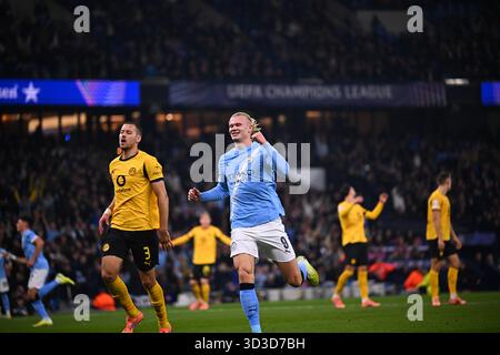 MANCHESTER, GROSSBRITANNIEN – 5. NOVEMBER: Erling Haaland aus Manchester City feiert seinen Teamkollegen, der am 4. Spieltag im Etihad Stadium das Tor für seine Mannschaft beim UEFA Champions League-Spiel zwischen Manchester City und Borussia Dortmund eröffnet Stockfoto
