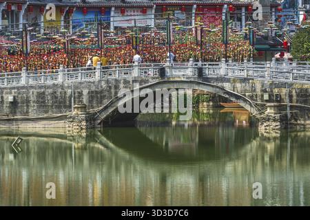 Yangshuo, China - August 2019: Alte Bogenbrücke über Teich und Fluss im Yangshuo Altstadt Zentrum, Provinz Guangxi Stockfoto