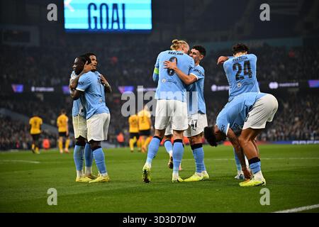 MANCHESTER, GROSSBRITANNIEN – 5. NOVEMBER: Erling Haaland aus Manchester City feiert mit Phil Foden aus Manchester City, der Citys beim UEFA Champions League-Spiel zwischen Manchester City und Borussia Dortmund im Etihad Stadium ON das zweite Tor erzielte Stockfoto