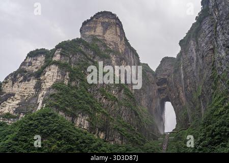 Blick auf die Heilige heilige Tianmen Mountain an einem regnerischen Sommertag, die Zhangjiajie Nationalpark, Provinz Hunan, China Stockfoto