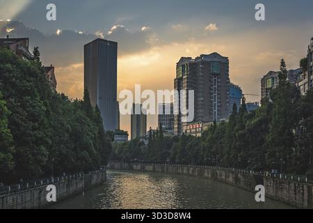 Chengdu, China - Juli 2019: Fluss Jin fließt durch die Stadt Chengdu in der Abenddämmerung, Provinz Sichuan Stockfoto