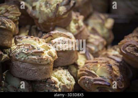 Großer Teller mit köstlichen kleinen süßen Brötchen und Kuchen in der Bäckerei in China Stockfoto