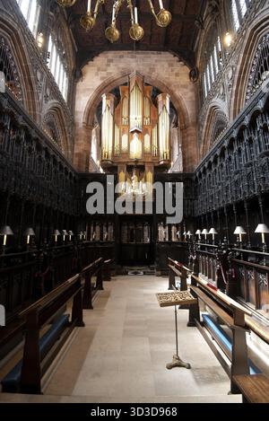 Manchester, Großbritannien, 16. Juli 2019: Innenansicht des Innenraums der Kathedrale von Manchester mit verzierten Details und einer großen Orgel darüber Stockfoto