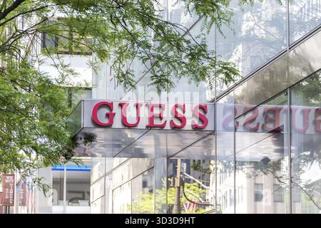 NEW YORK, USA - 15. MAI 2019: Schild des Guess Store in Manhattan. Guess ist eine US-amerikanische Bekleidungsmarke und -Einzelhändler Stockfoto