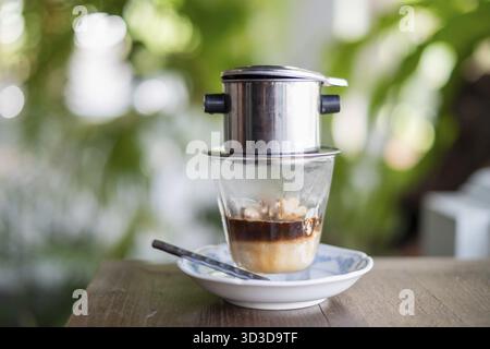 Affogato Kaffee mit Eis auf einer Glastasse mit natürlichem Hintergrund Stockfoto