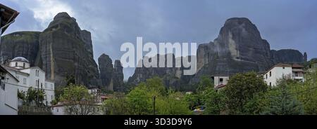Panoramablick auf die beeindruckenden Felsformationen und Landschaft als in der kleinen Siedlung in Kastraki Meteora in der Abenddämmerung gesehen, Trikala, Griechenland Stockfoto