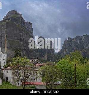 Panoramablick auf die beeindruckenden Felsformationen und Landschaft als in der kleinen Siedlung in Kastraki Meteora in der Abenddämmerung gesehen, Trikala, Griechenland Stockfoto