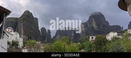 Panoramablick auf die beeindruckenden Felsformationen und Landschaft als in der kleinen Siedlung in Kastraki Meteora in der Abenddämmerung gesehen, Trikala, Griechenland Stockfoto
