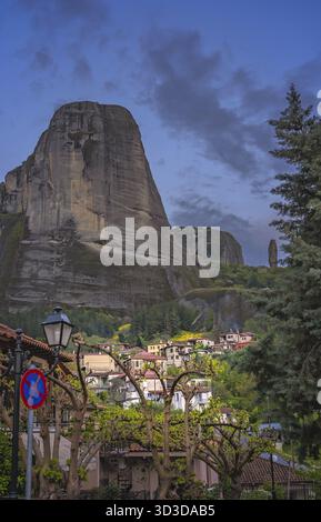 Blick auf die beeindruckenden Felsformationen und Landschaft als in der kleinen Siedlung in Kastraki Meteora in der Abenddämmerung gesehen, Trikala, Griechenland Stockfoto