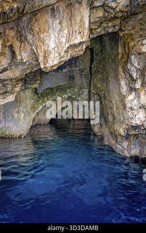 Türkisfarbenes Wasser in Blauen Grotten in Zakynthos Insel, Griechenland Stockfoto