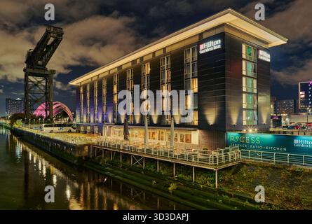 Das Hilton Garden Inn in Glasgow liegt neben dem Scottish Entertainment Campus und einem berühmten Kran am Fluss Clyde. Stockfoto