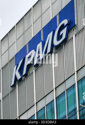 London, Vereinigtes Königreich - 18. Mai 2023: Blaue KPMG-Schilder in ihren Büros am 15 Canada Square in Canary Wharf, Hauptsitz des Unternehmens in Großbritannien. It“ Stockfoto