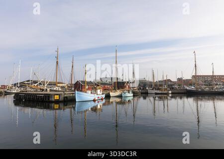Schöne alte Segelboote liegen an der Bucht von Holbaek in Dänemark Stockfoto