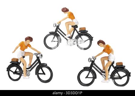 Miniaturreisende mit Fahrradisolat auf weißem Hintergrund und Abschneideweg Stockfoto