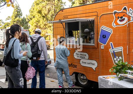 Los Angeles, Kalifornien, USA. November 2025. Im Rahmen einer Werbeaktion des Mozilla Firefox Browsers stehen Menschen in einem Coffee Truck in Westwood, Los Angeles, an dem Nutzer dazu ermutigt werden, zu Firefox zu wechseln. Auf den Schildern steht: „Die Wahl liegt bei Ihnen – kostenloser Kaffee!“ Quelle: Stu Gray/Alamy Live News Stockfoto